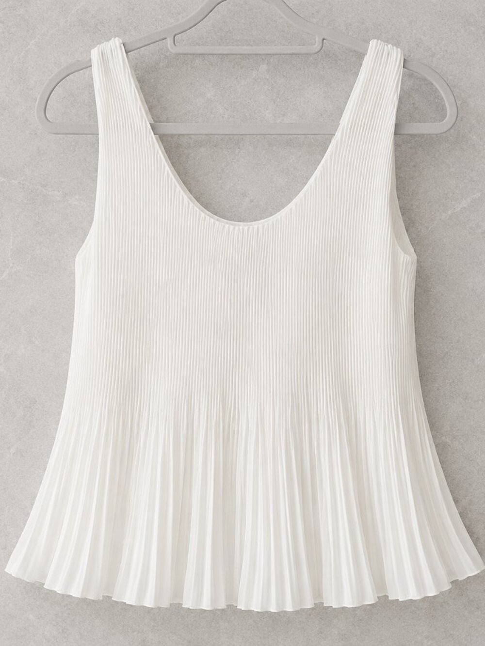 Wilfred XS Off-White Pleated Sleeveless Top | Flowy Flared Hem | Aritzia Minimal